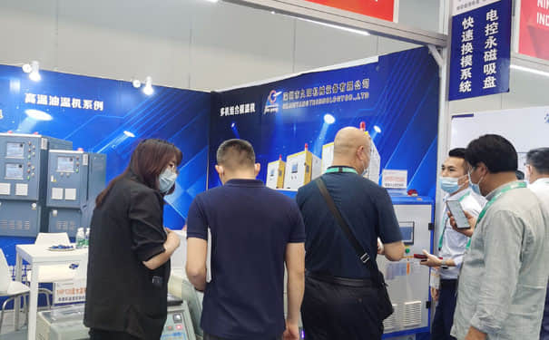 【销售精英为客户介绍kaiyun·开云(中国)官方网站冷水机产品特性】